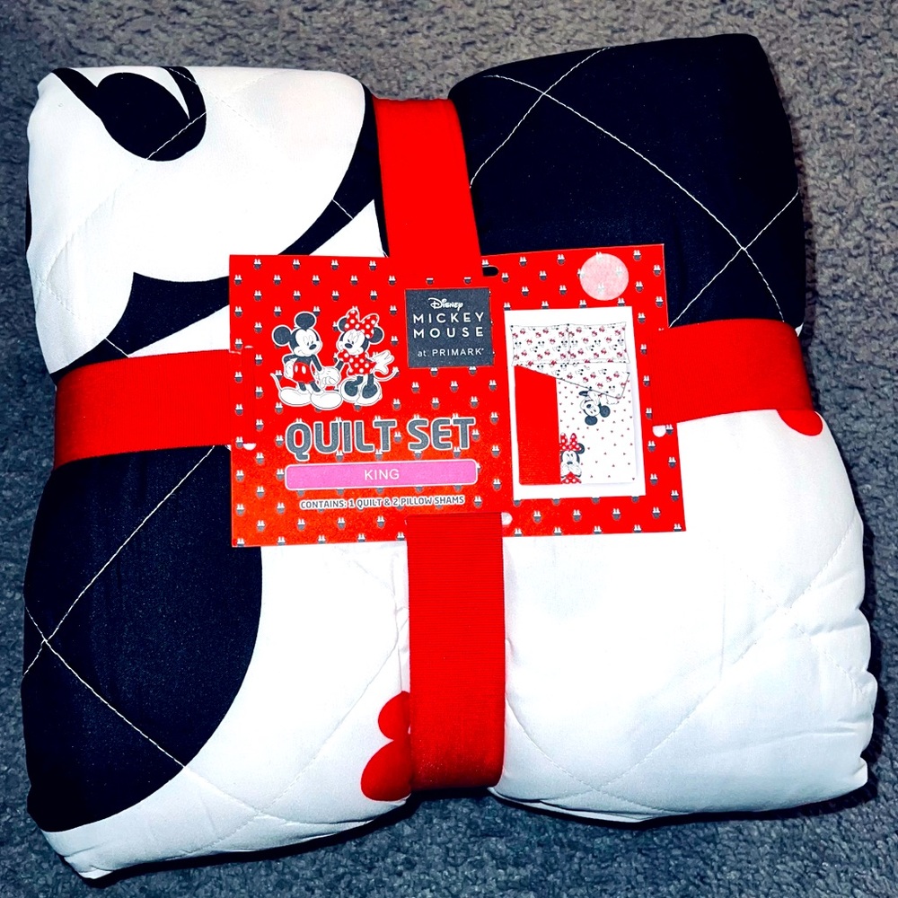 NWT- Mickey Mouse KING Quilt Bed Set